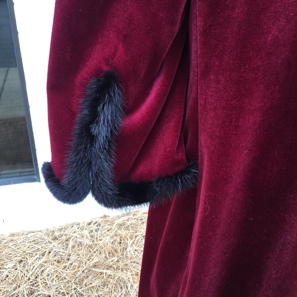 Zang Toi Opera Cape - Picture 8 of 8